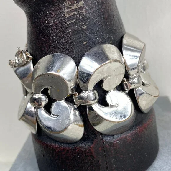 Vintage Monet Silver Tone Link Swirl Bracelet 7